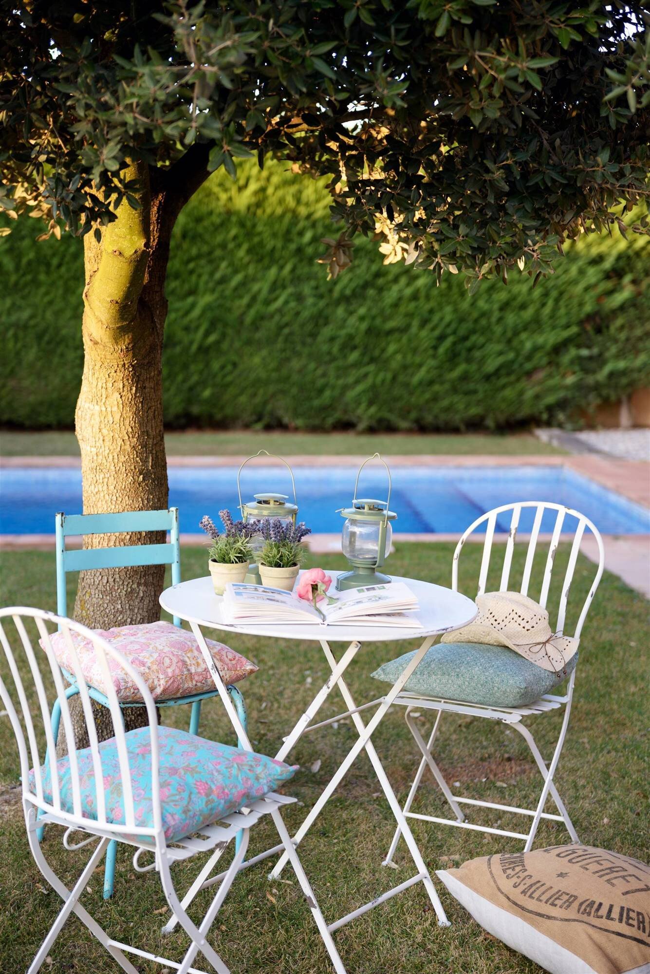 Mantenimiento y Limpieza de Muebles de Jardín: Guía Completa para su Cuidado 12 ¿Cómo limpiar cojines de muebles de patio?