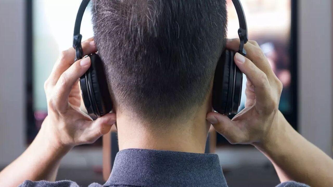 Métodos para Escuchar la TV por Auriculares y Altavoces al Mismo Tiempo